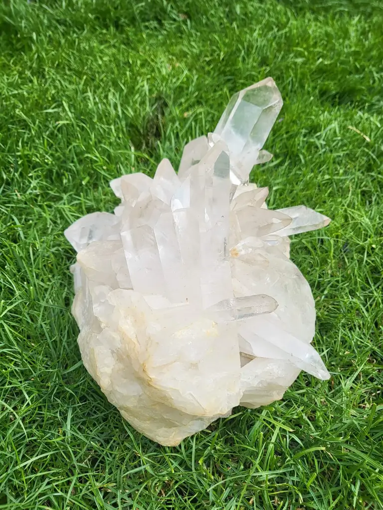 Kristalcluster op het gras