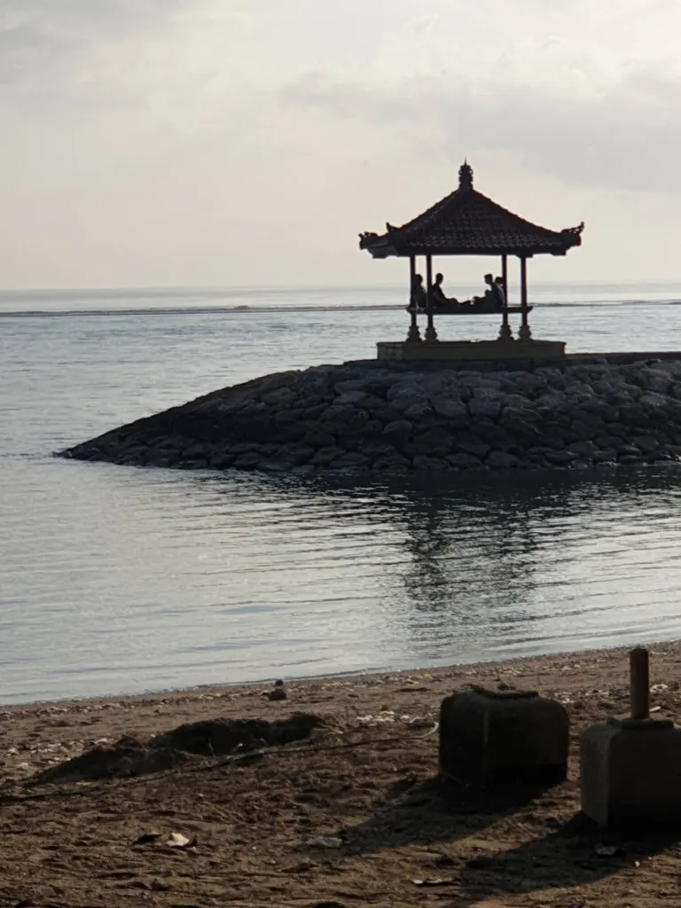 Open paviljoen op een stenen pier in zee